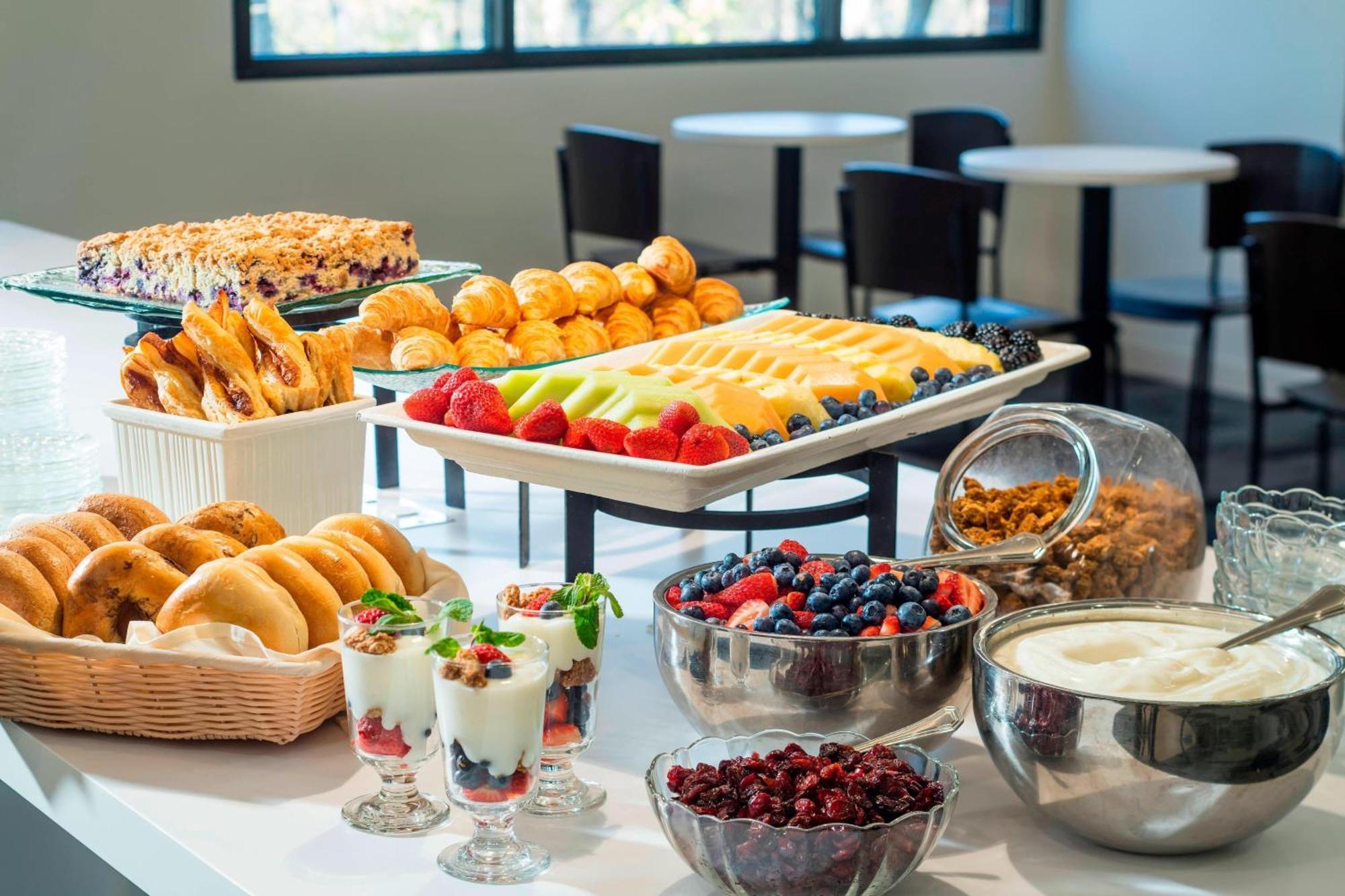 Four Points By Sheraton Norwood Conference Center Bagian luar foto